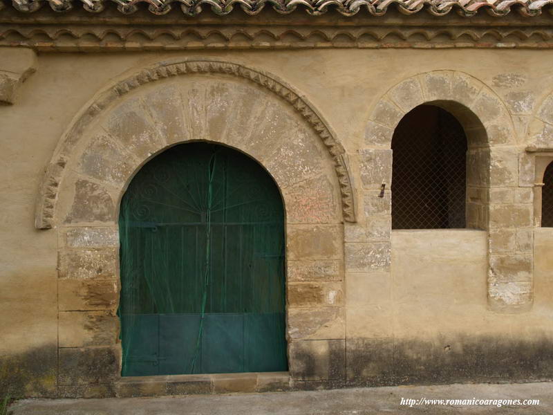 PORTADA MODERNA, Y A SU DERECHA ACCESO AL INTERIOR DEL CLAUSTRO